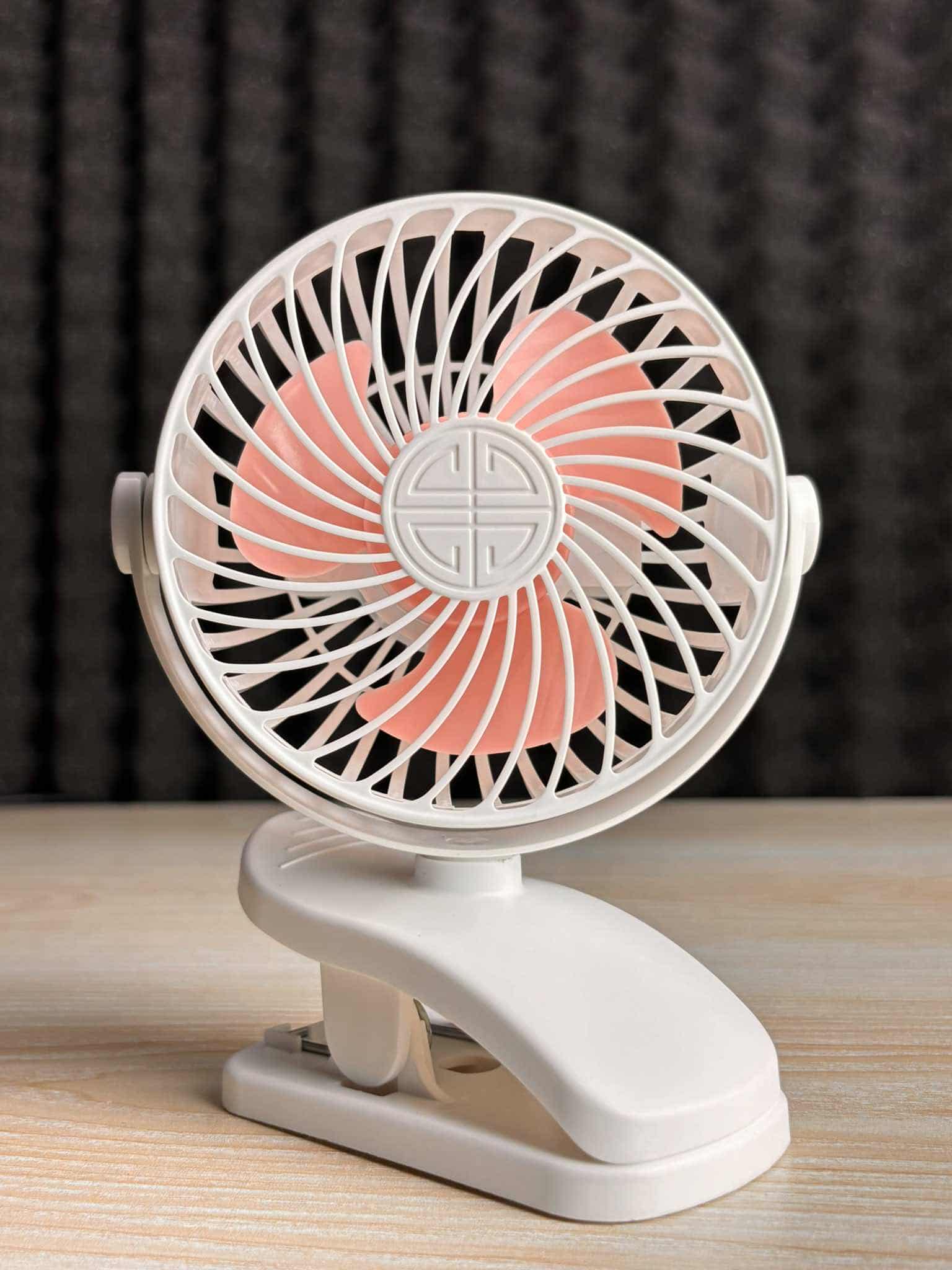 494356784_689206280719509_2051765892121613385_n (1) P8 USB Small Handheld Rechargeable Clip Fan in blue featuring a 2400mAh battery.